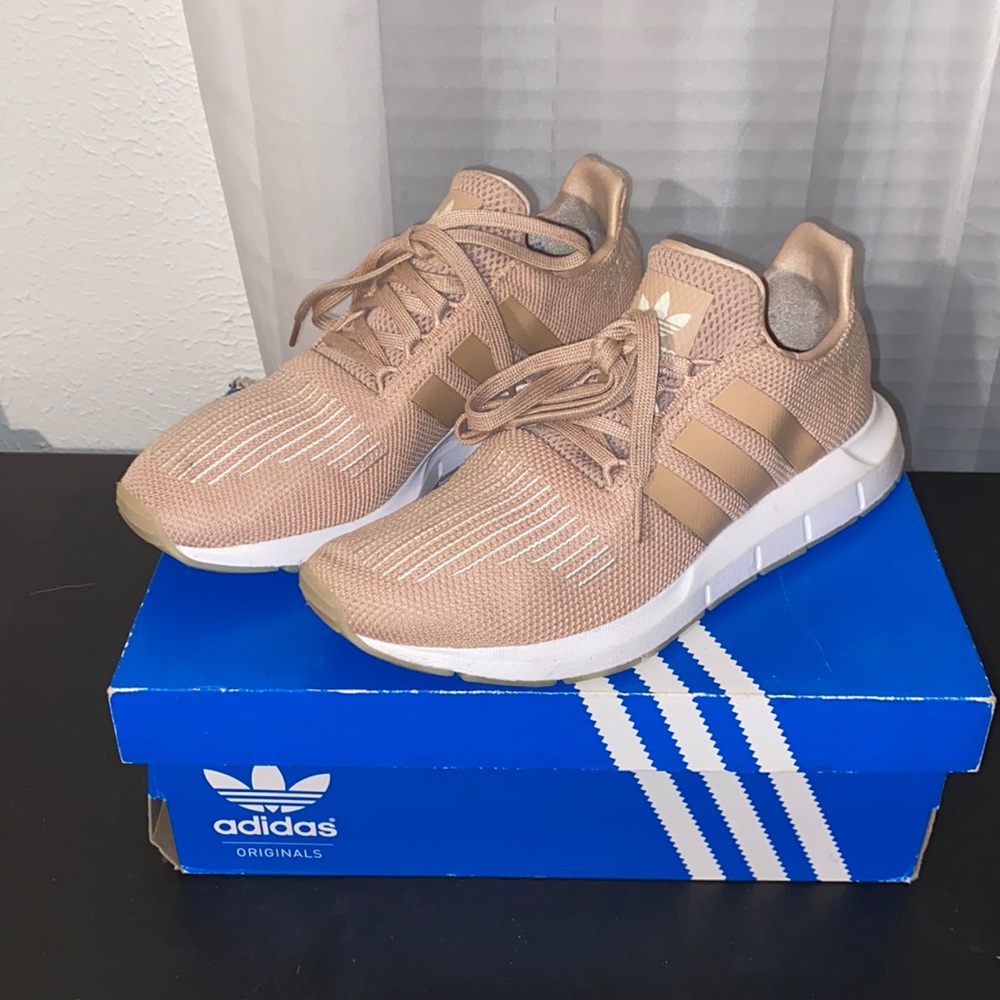 Adidas Swift Run Women’s Shoes; Size: 8
